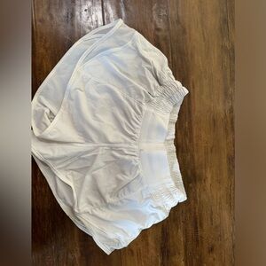 lululemon white hotty hot shorts size 2 2.5 inch!